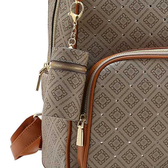 Close lateral da mochila Chenson Monograma Luxo bege mostrando textura e alça ajustável em PU marrom